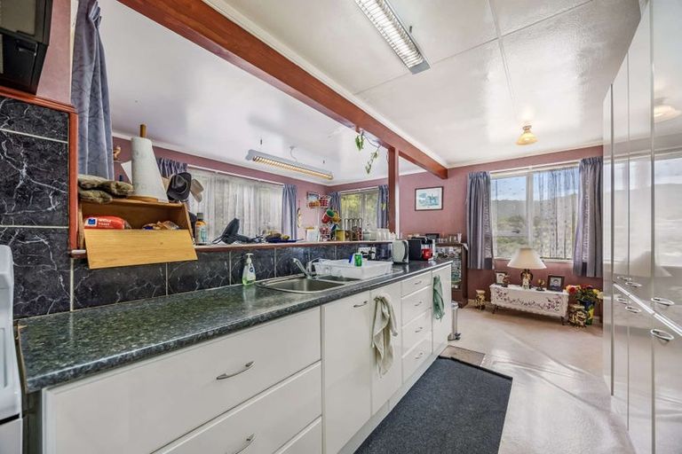 Photo of property in 28 Tiroiti Grove, Stokes Valley, Lower Hutt, 5019