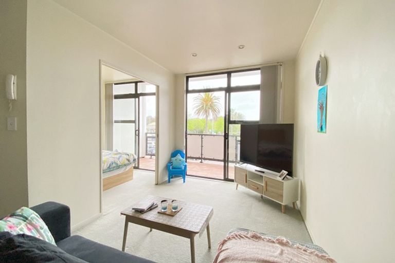 Photo of property in 6/372 Rosedale Road, Rosedale, Auckland, 0632