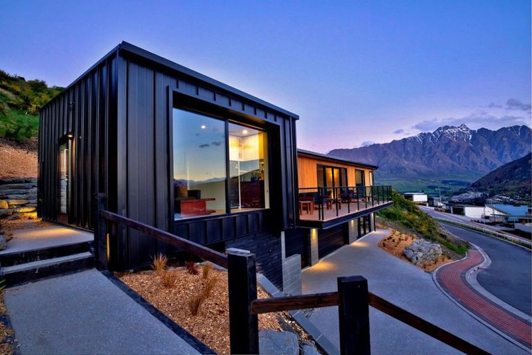 Photo of property in 61 Middleton Road, Queenstown Hill, Queenstown, 9300