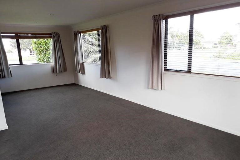 Photo of property in 2 Tollana Road, Te Atatu Peninsula, Auckland, 0610