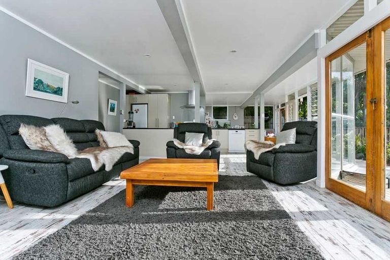 Photo of property in 90 Saddleback Rise, Murrays Bay, Auckland, 0630