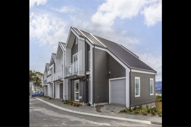 Photo of property in 4 Kopua Place, Whitby, Porirua, 5024