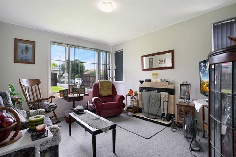 Photo of property in 13 Vodanovich Road, Te Atatu South, Auckland, 0610