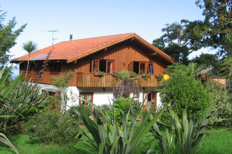 Photo of property in 18 Kauri Point Road, Laingholm, Auckland, 0604