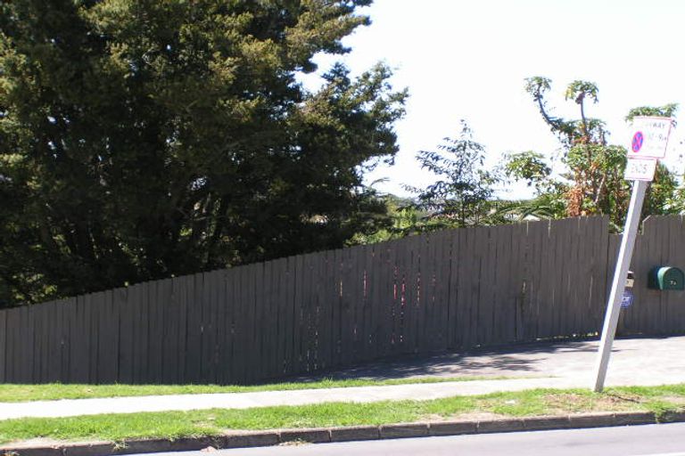 Photo of property in 7 Lake Road, Northcote, Auckland, 0627