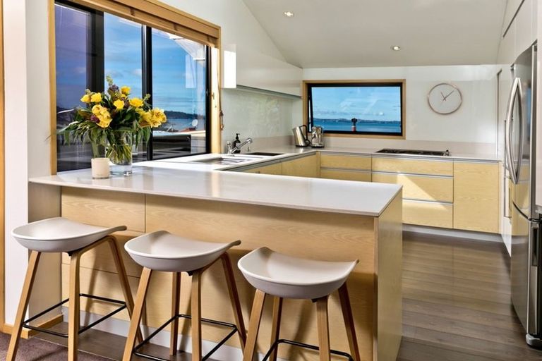 Photo of property in 18 Oakpark Place, West Harbour, Auckland, 0618