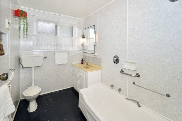 Photo of property in 9 Seddon Street, Te Puke, 3119