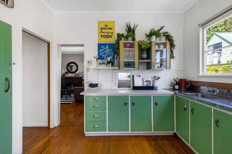 Photo of property in 32 Dignan Street, Point Chevalier, Auckland, 1022