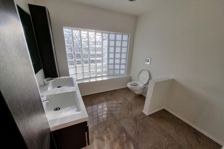 Photo of property in 23 Elsted Place, Goodwood Heights, Auckland, 2105