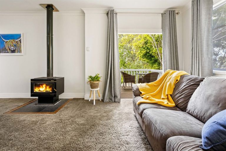 Photo of property in 12 Eastglen Road, Glen Eden, Auckland, 0602