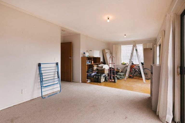 Photo of property in 69 Wikiriwhi Crescent, Awapuni, Palmerston North, 4412