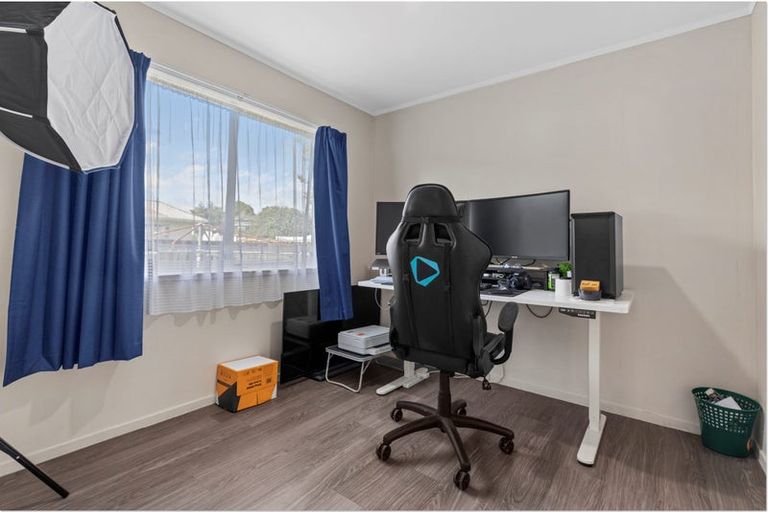 Photo of property in 303 Roscommon Road, Clendon Park, Auckland, 2103