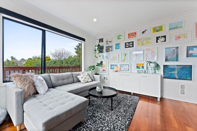Photo of property in 10 Ballini Rise, West Harbour, Auckland, 0618