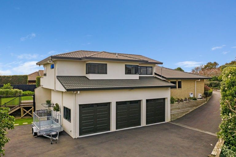 Photo of property in 22 Kinross Drive, Merrilands, New Plymouth, 4312