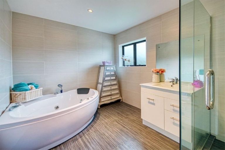 Photo of property in 29 Midhurst Avenue, Henderson, Auckland, 0612