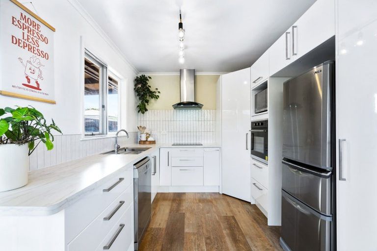 Photo of property in 15 Puketapu Road, Taradale, Napier, 4112