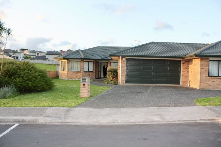 Photo of property in 18 Glen Bay Close, Pinehill, Auckland, 0632