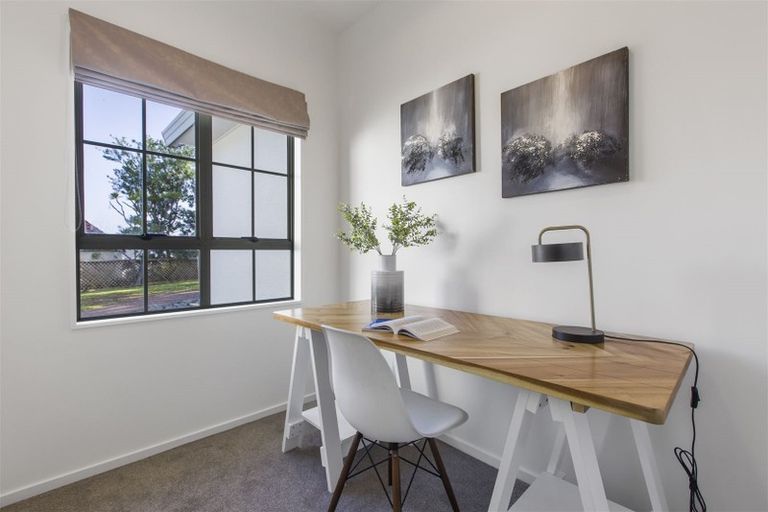 Photo of property in 17 Mandeville Place, Unsworth Heights, Auckland, 0632