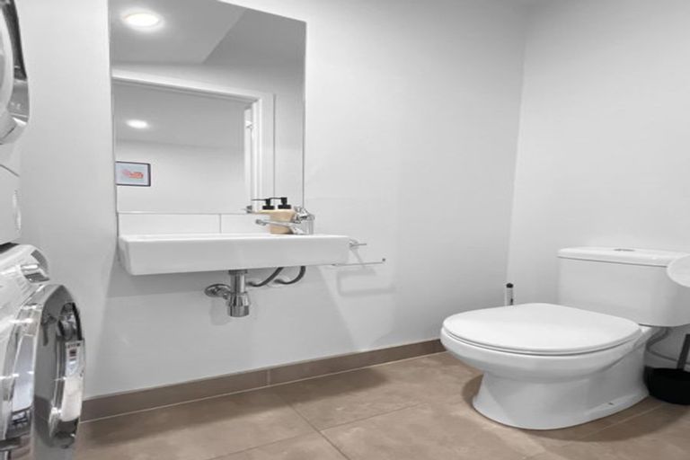 Photo of property in 31 Tokai Place, Glen Eden, 0602