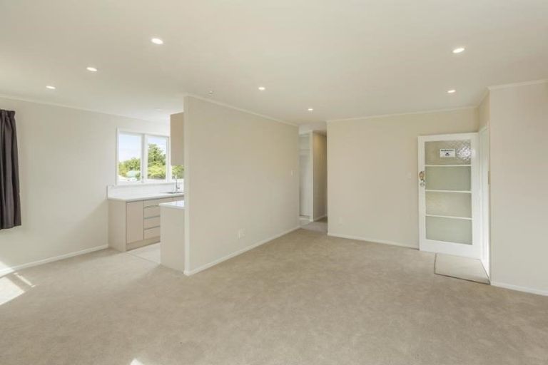 Photo of property in 1/862 East Coast Road, Northcross, Auckland, 0630