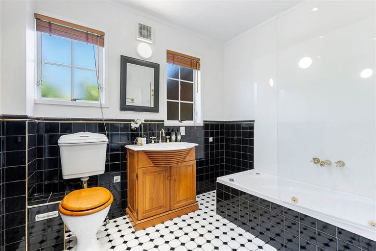 Photo of property in 2 Fitzpatrick Place, Chatswood, Auckland, 0626