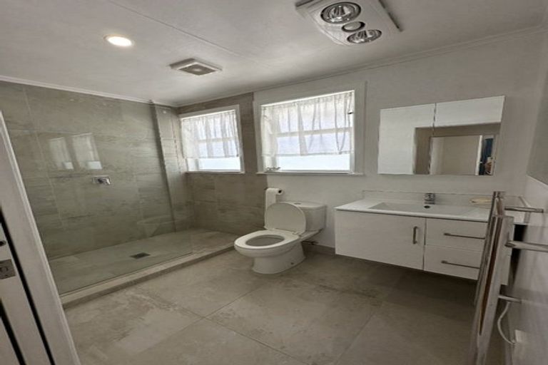 Photo of property in 2/8 Valdale Road, Henderson, Auckland, 0610