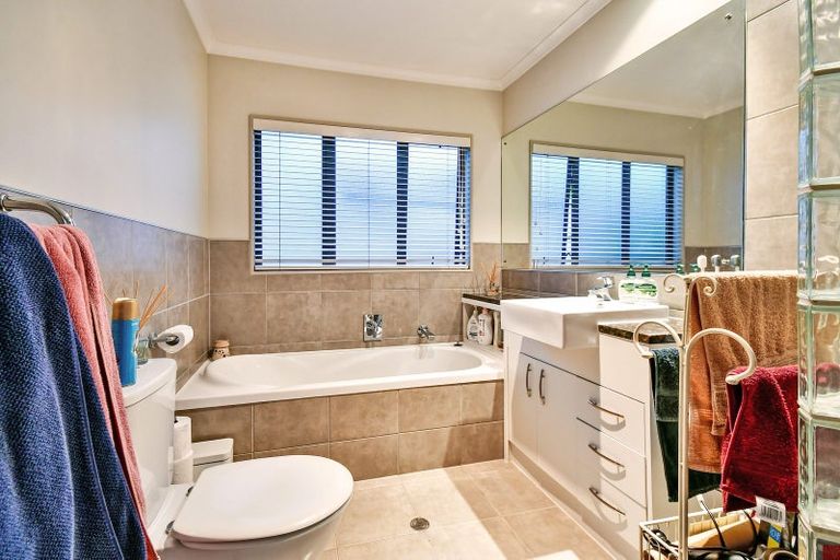 Photo of property in 2 Baverton Drive, Flat Bush, Auckland, 2016