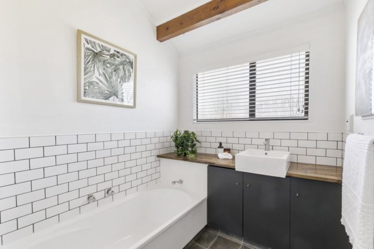 Photo of property in 25 Endeavour Avenue, Welcome Bay, Tauranga, 3112