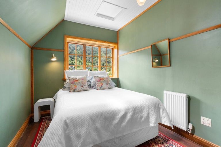 Photo of property in 10 Maire Street, Eastbourne, Lower Hutt, 5013