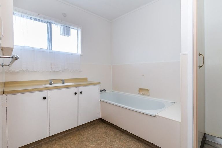 Photo of property in 17 Ti Nana Crescent, Henderson, Auckland, 0610
