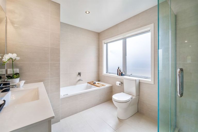 Photo of property in 32 Corricvale Way, Northcross, Auckland, 0630