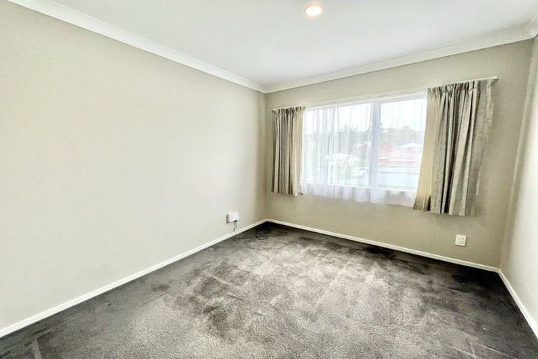 Photo of property in 4 Stella Grove, Newlands, Wellington, 6037
