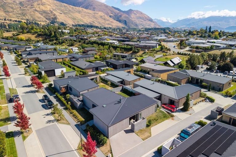 Photo of property in 18 Stackbrae Avenue, Wanaka, 9305