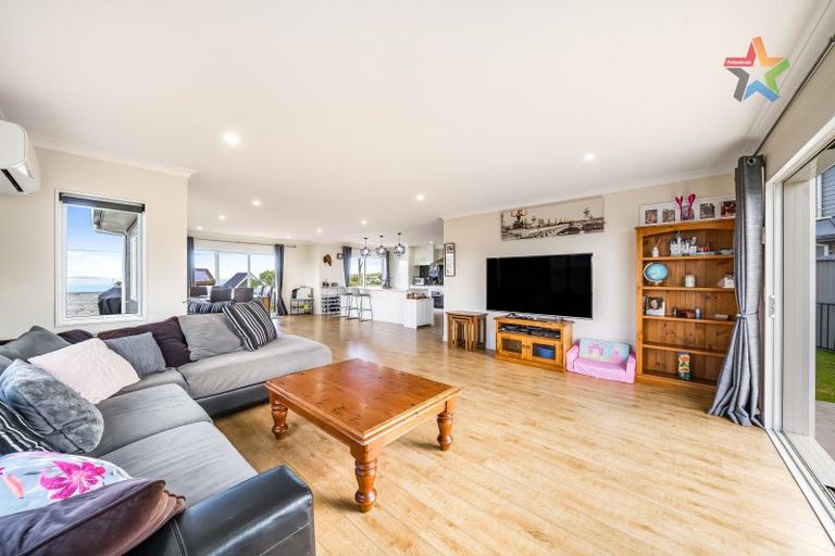 Photo of property in 2 Poto Road, Normandale, Lower Hutt, 5010