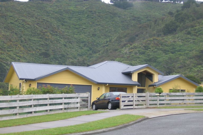Photo of property in 13 Grace Nicholls Grove, Riverstone Terraces, Upper Hutt, 5018