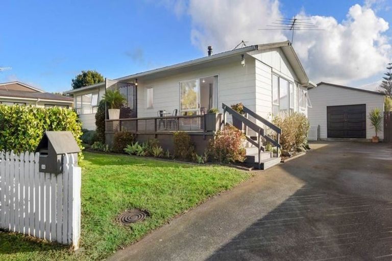 Photo of property in 114 Racecourse Road, Waiuku, 2123
