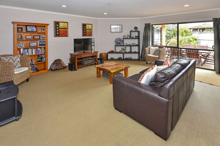 Photo of property in 16 Fergy Crescent, Wattle Downs, Auckland, 2103