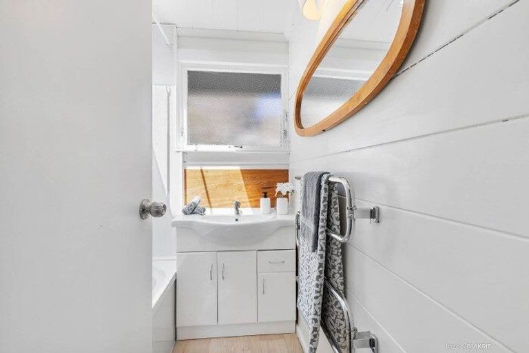 Photo of property in 15 Dunmail Way, Newlands, Wellington, 6037