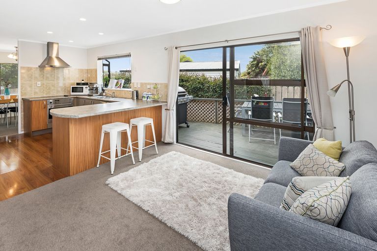 Photo of property in 25 Gosford Drive, Botany Downs, Auckland, 2010