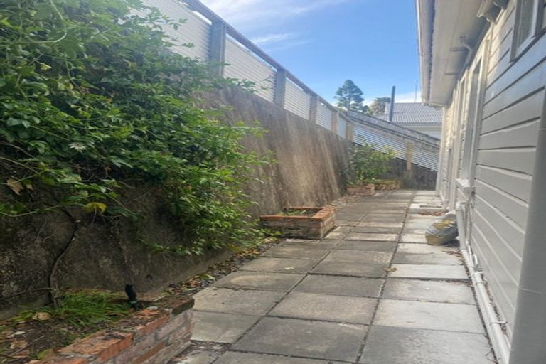 Photo of property in 16 Sealy Road, Bluff Hill, Napier, 4110