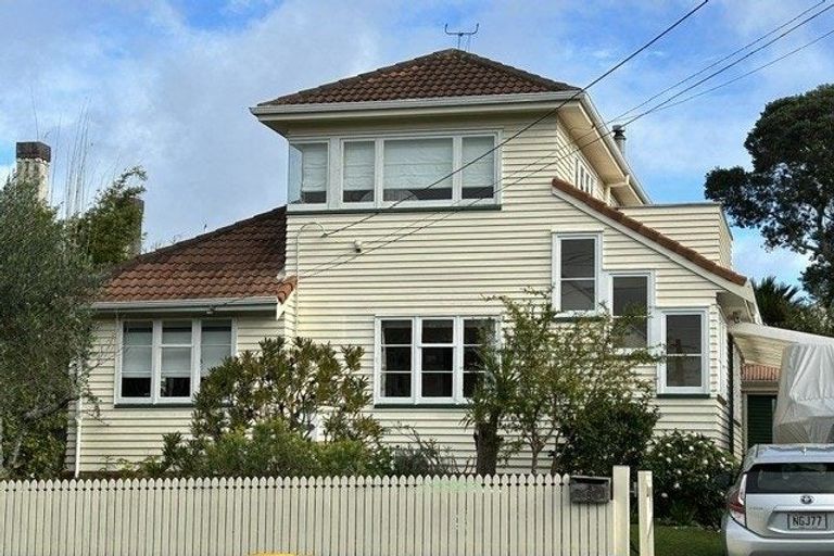 Photo of property in 8 Niccol Avenue, Narrow Neck, Auckland, 0624