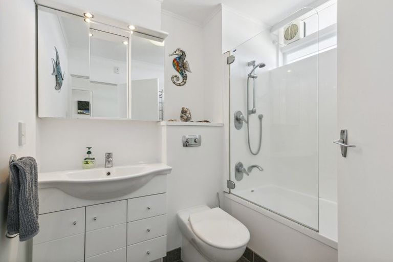 Photo of property in Gateway Apartments, 19 Maida Vale Road, Roseneath, Wellington, 6011