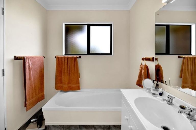 Photo of property in 18 Beech Place, Hawera, 4610