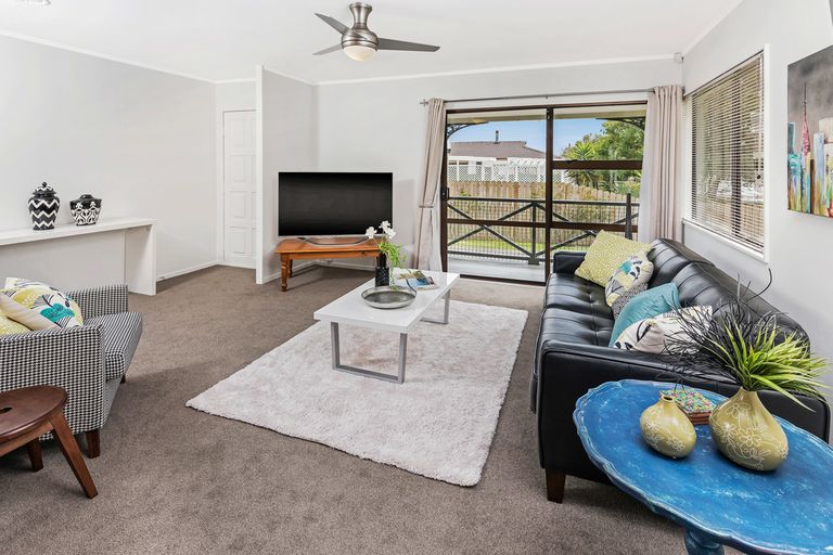 Photo of property in 25 Gosford Drive, Botany Downs, Auckland, 2010