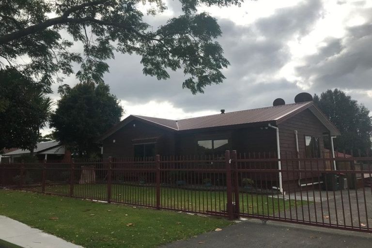 Photo of property in 6 Gardone Terrace, Conifer Grove, Takanini, 2112