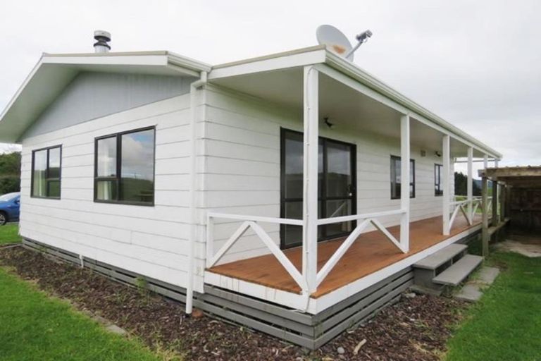 Photo of property in 627 South Road, Omata, New Plymouth, 4374