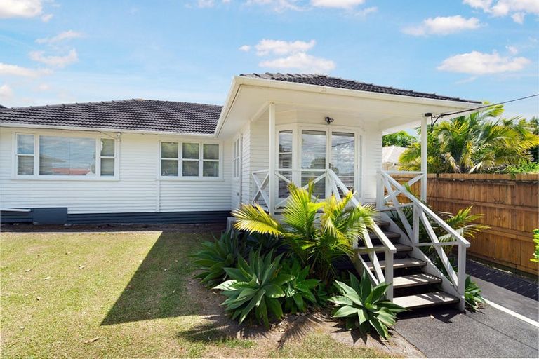 Photo of property in 16 Coniston Avenue, Te Atatu South, Auckland, 0610
