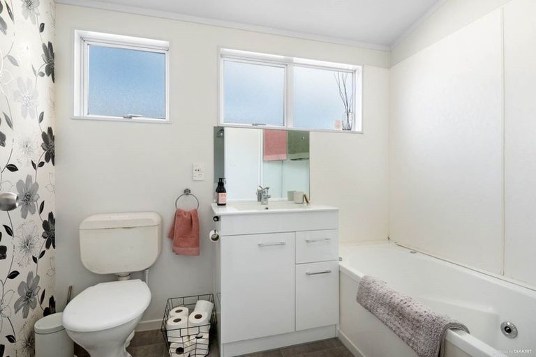 Photo of property in 2/494 East Coast Road, Windsor Park, Auckland, 0630