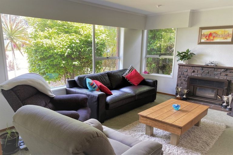 Photo of property in 44 Easton Park Parade, Glenfield, Auckland, 0629
