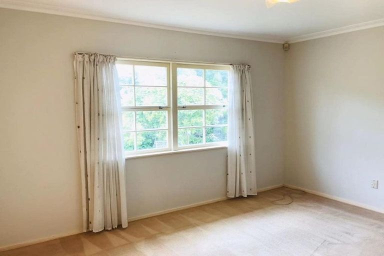 Photo of property in 9 Chelsea View Drive, Chatswood, Auckland, 0626